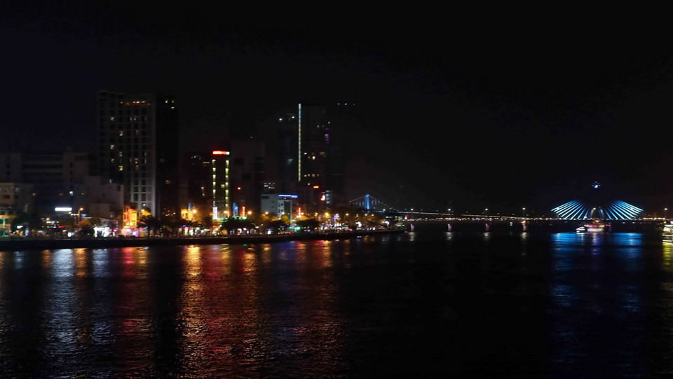 Thành phố Đà Nẵng tắt bớt đèn, hạn chế chiếu sáng trên các tuyến phố để hưởng ứng Giờ Trái Đất 2016. (Ảnh: Trần Lê Lâm/TTXVN)