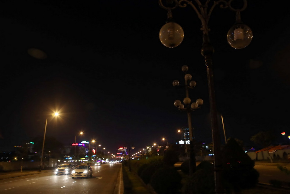 Thành phố Đà Nẵng tắt, hạn chế đèn chiếu sáng trên các tuyến phố để hưởng ứng Giờ Trái Đất 2016. (Ảnh: Trần Lê Lâm/TTXVN)