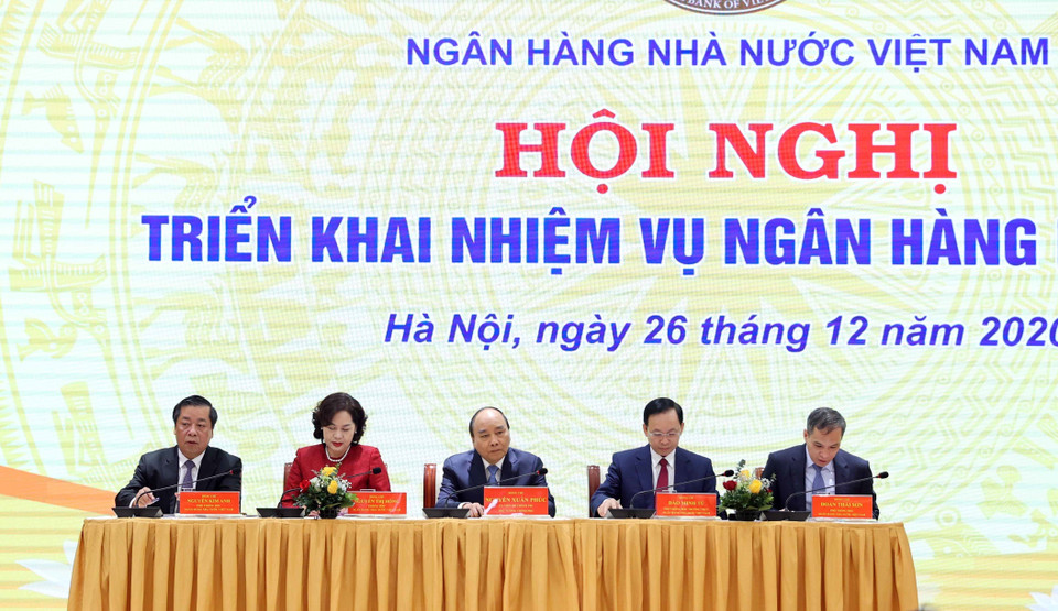 Thủ tướng Nguyễn Xuân Phúc và lãnh đạo Ngân hàng Nhà nước Việt Nam chủ trì hội nghị. (Ảnh: Thống Nhất/TTXVN)