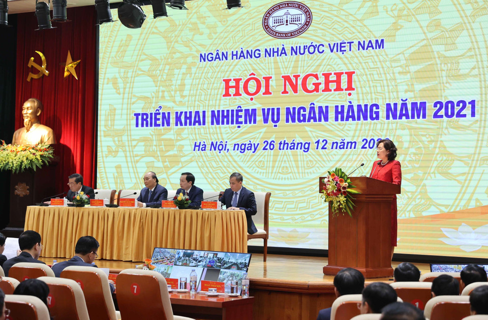 Thống đốc Ngân hàng Nhà nước Việt Nam Nguyễn Thị Hồng báo cáo tình hình thực hiện nhiệm vụ của ngành ngân hàng năm 2020 và phương hướng năm 2021. (Ảnh: Thống Nhất/TTXVN)