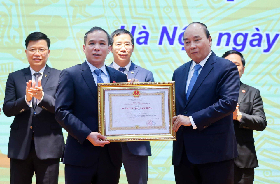 Thủ tướng Nguyễn Xuân Phúc trao tặng Huân chương Lao động hạng Nhì cho ông Đoàn Thái Sơn, Phó Thống đốc Ngân hàng Nhà nước Việt Nam. (Ảnh: Thống Nhất/TTXVN)