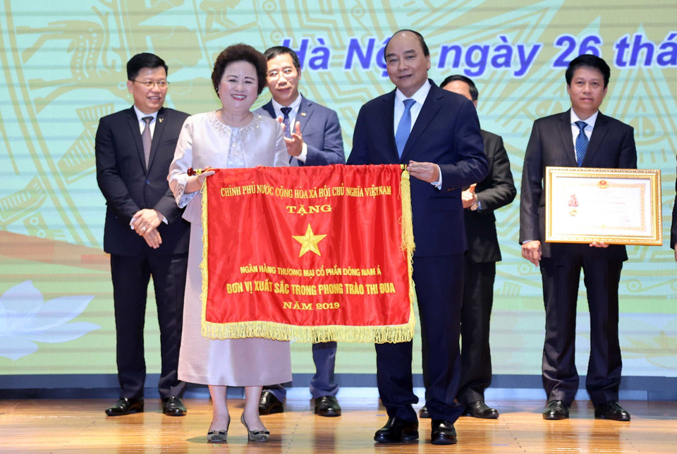 Thủ tướng Nguyễn Xuân Phúc tặng Cờ Thi đua Chính phủ cho Ngân hàng Thương mại cổ phần Đông Nam Á. (Ảnh: Thống Nhất/TTXVN)