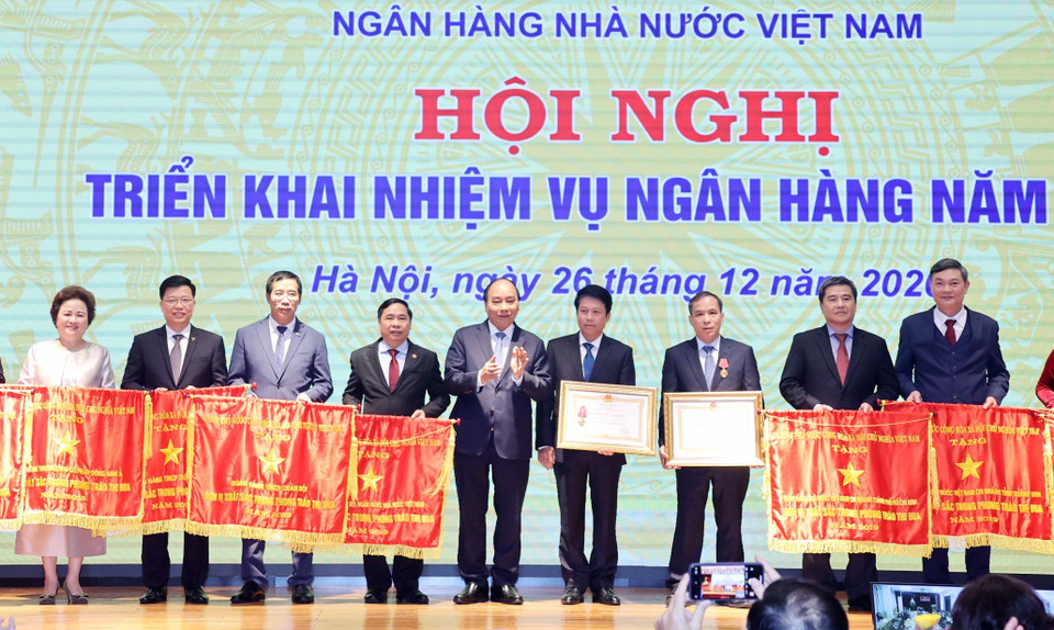 Thủ tướng Nguyễn Xuân Phúc trao tặng Huân chương lao động Hạng Nhì, Ba và Cờ Thi đua Chính phủ cho các tập thể và cá nhân. (Ảnh: Thống Nhất/TTXVN)