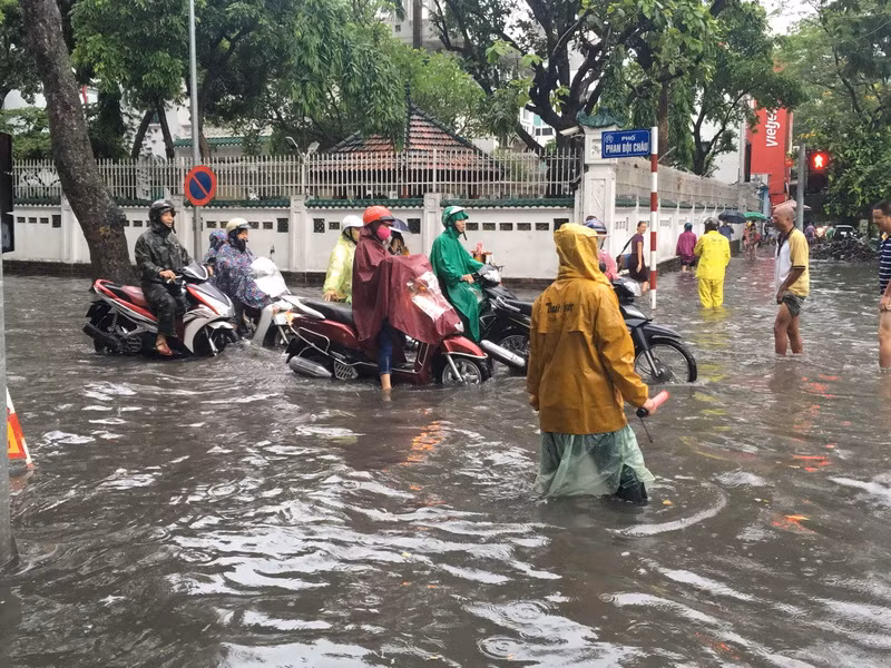 Tuyến phố Phan Bội Châu bị ngập do mưa lớn. (Ảnh: Doãn tấn/TTXVN)