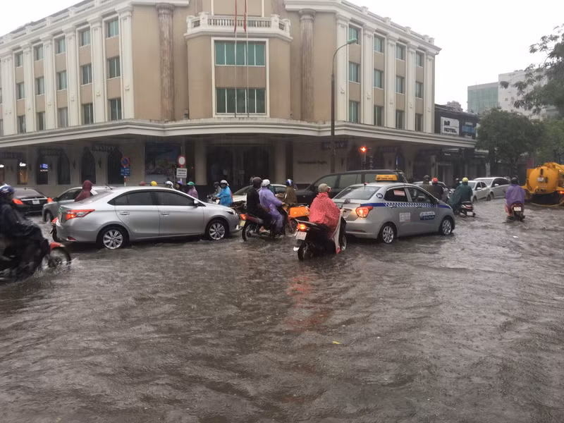 Tuyến phố Hàng Bài-Hai Bà Trưng bị ngập do mưa lớn. (Ảnh: Doãn tấn/TTXVN)