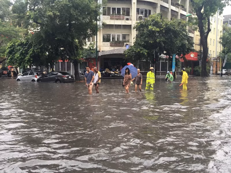 Tuyến phố Phan Bội Châu bị ngập do mưa lớn. (Ảnh: Doãn tấn/TTXVN)