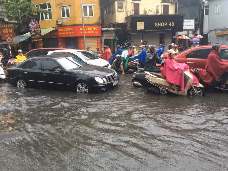 Tuyến phố Thợ Nhuộm bị ngập do mưa lớn. (Ảnh: Doãn tấn/TTXVN)