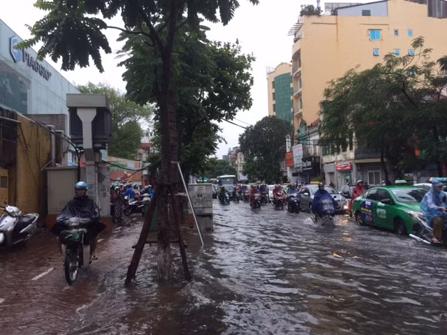 Ngập cục bộ tại phố Nguyễn Thái Học. (Ảnh: Trọng Đạt/TTXVN)