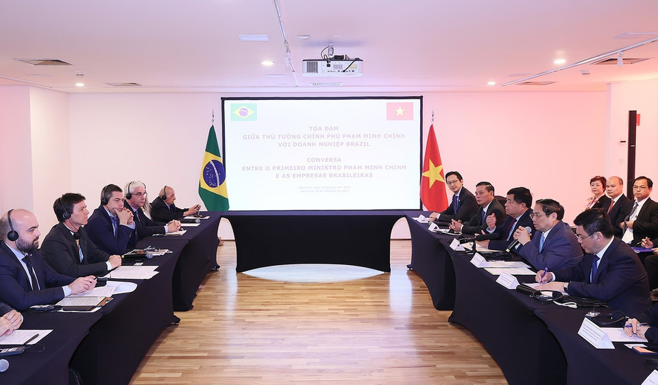 Thủ tướng Phạm Minh Chính tọa đàm với các doanh nghiệp Brazil. (Ảnh: Dương Giang/TTXVN)