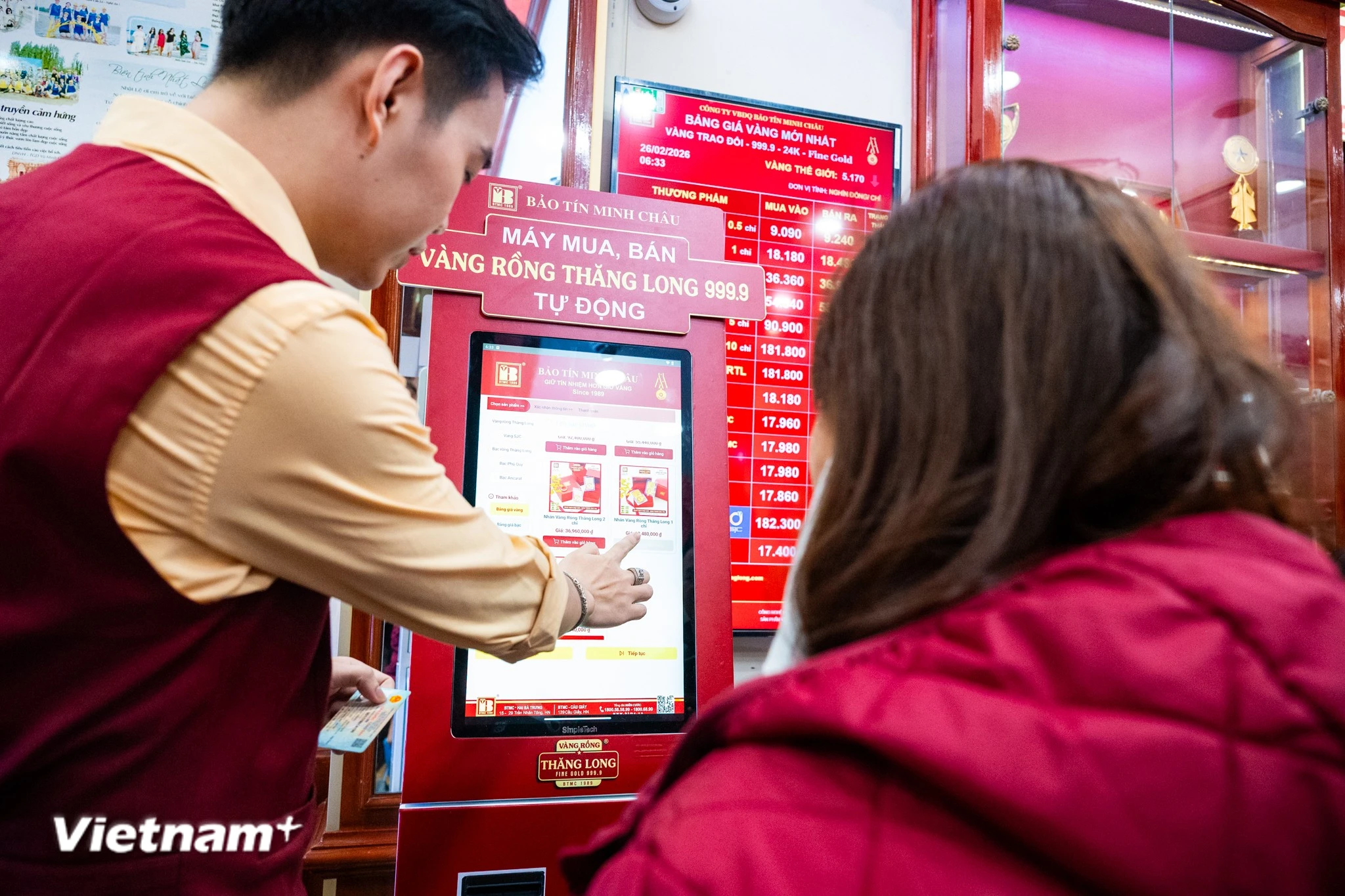 Người dân Thủ đô đổ xô sử dụng máy bán vàng tự động trong ngày vía Thần Tài