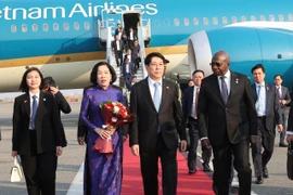 Chủ tịch nước Lương Cường và Phu nhân tới thủ đô Luanda, bắt đầu chuyến thăm cấp Nhà nước Cộng hoà Angola. (Ảnh: Lâm Khánh/TTXVN)
