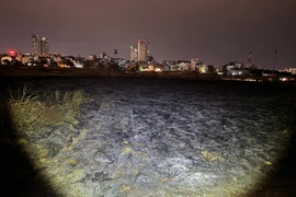 Cháy tại bãi cỏ liền kề nơi tổng duyệt drone Rực rỡ Thăng Long 2025. (Ảnh: Ban Tổ chức cung cấp).