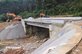 Các công trình cầu bắt qua sông, suối về xã vùng sâu Trà Leng hoàn thành đưa vào sử dụng trước mùa mưa năm nay. (Ảnh: Đoàn Hữu Trung/Vietnam+)