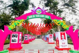 Trang trí chào mừng Đại hội Đảng lần thứ XIV ở Khu di tích Kim Liên (Nghệ An). (Ảnh: TTXVN)