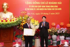 Chủ tịch nước Lương Cường trao Huy hiệu 40 năm tuổi Đảng tặng đồng chí Lê Khánh Hải. (Ảnh: Lâm Khánh/TTXVN)