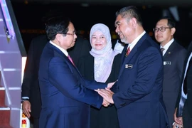 Thủ tướng Chính phủ Phạm Minh Chính cùng Đoàn đại biểu Việt Nam tới Thủ đô Kuala Lumpur, Malaysia, bắt đầu chuyến công tác tham dự Hội nghị Cấp cao ASEAN lần thứ 47 và các hội nghị cấp cao liên quan. (Ảnh: Dương Giang/TTXVN)