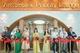  Bà Đoàn Hồng Nhung - Thành viên Ban Điều hành, Giám đốc Khối bán lẻ Vietcombank (thứ 5 từ phải sang) cùng đại diện lãnh đạo Tập đoàn Taseco, Taseco Sài Gòn và đại biểu khách mời cắt băng khánh thành phòng chờ Vietcombank Priority tại Nhà ga T3, Sân bay quốc tế Tân Sơn Nhất, Thành phố Hồ Chí Minh sáng ngày 30/04. (Ảnh: Vietnam+)