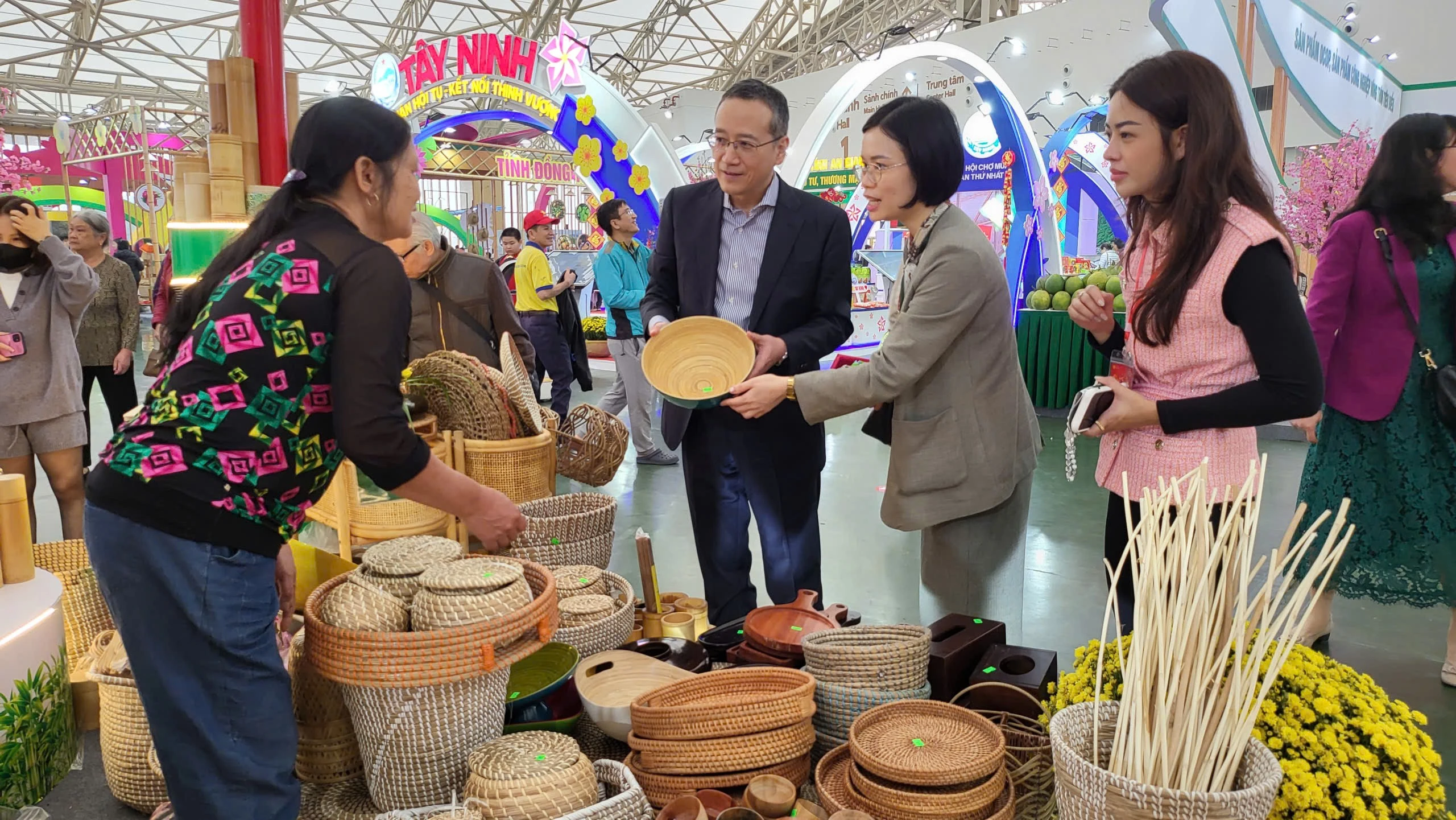 Hội chợ Xuân Nông Sản Thủ Công Mỹ Nghệ Việt Ghi Điểm Với Khách Quốc Tế