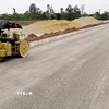 Các phương tiện, máy móc đang gấp rút thi công, đẩy nhanh tiến độ thực hiện dự án. (Ảnh Thu Hoài/TTXVN)