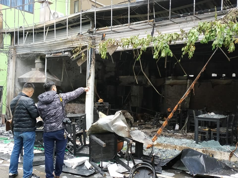 Biển hiệu, nội thất trong quán ăn bị thiêu rụi. (Ảnh: Sơn Bách/Vietnam+)