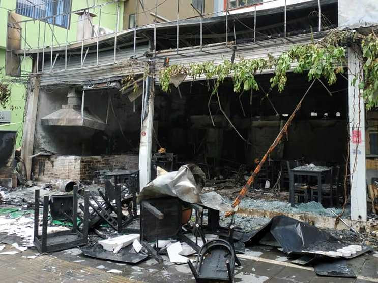 Lửa bất ngờ bùng phát từ phía mái của ngôi nhà được sử dụng làm quán ăn rồi bùng lên dữ dội. (Ảnh: Sơn Bách/Vietnam+)