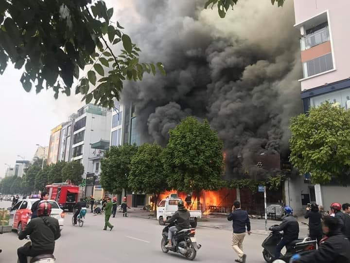 9 giờ sáng nay 18/1, một đám cháy cực lớn đã bất ngờ bùng phát và bao trùm ngôi nhà số 8 Nguyễn Văn Huyên, Cầu Giấy, Hà Nội, khói bốc cao hàng chục mét. (Ảnh: Sơn Bách/Vietnam+)