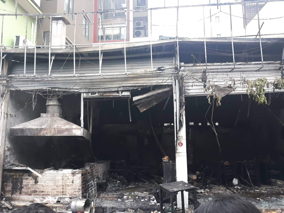 Đám cháy đã khiến toàn bộ nội thất bên trong bị thiêu rụi hoàn toàn. (Ảnh: Sơn Bách/Vietnam+)