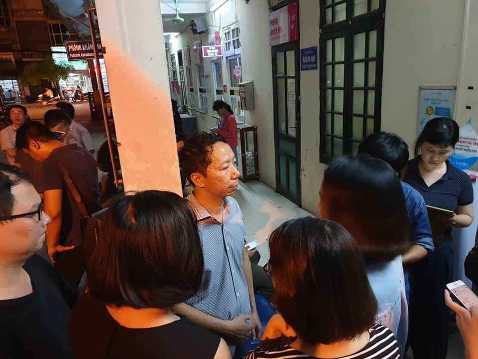 Bố của bé trai lớp 1 bị tử vong đang trao đổi với phóng viên. (Ảnh: Thùy Giang/Vietnam+)