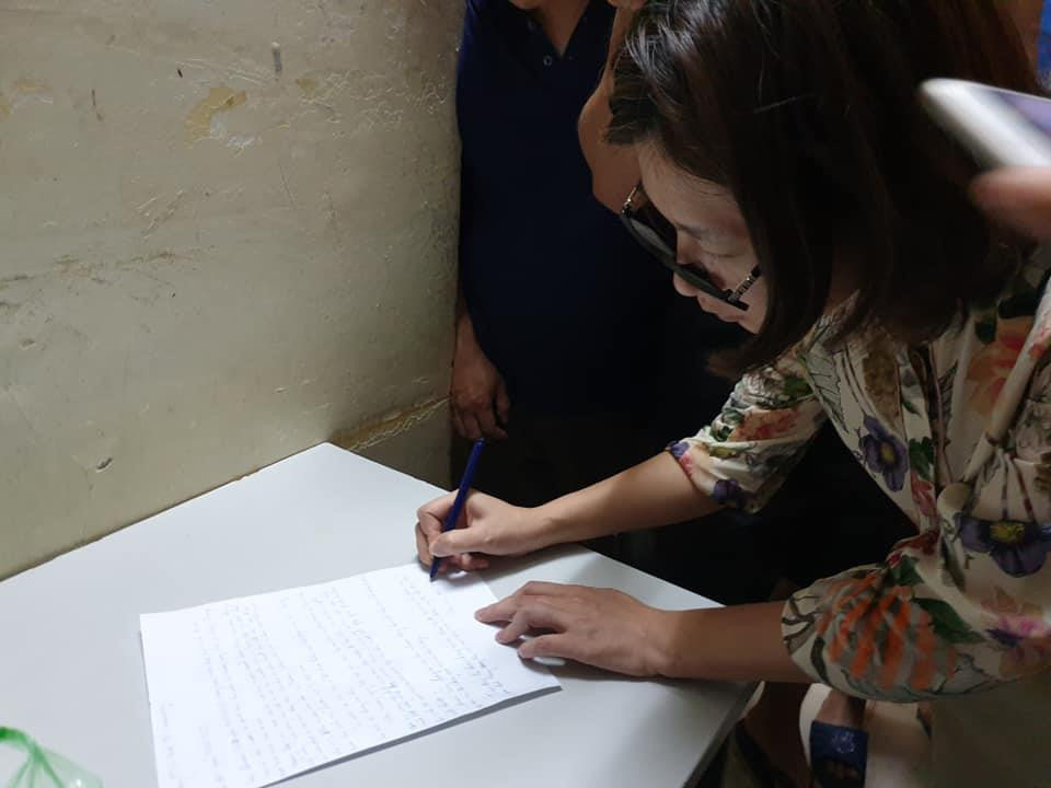 Đại diện trường Gateway Cầu Giấy viết tường trình lại vụ việc. (Ảnh: Thùy Giang/Vietnam+)