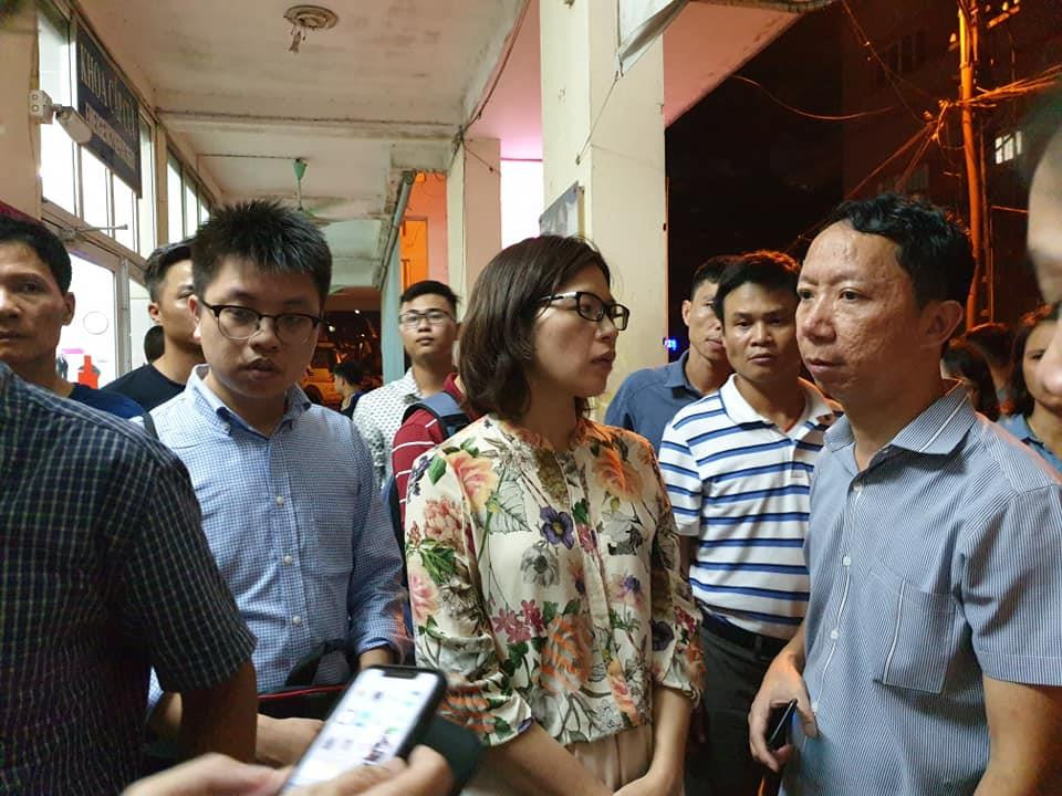 Đại diện nhà trường trao đổi với bố của học sinh. (Ảnh: Thùy Giang/Vietnam+)