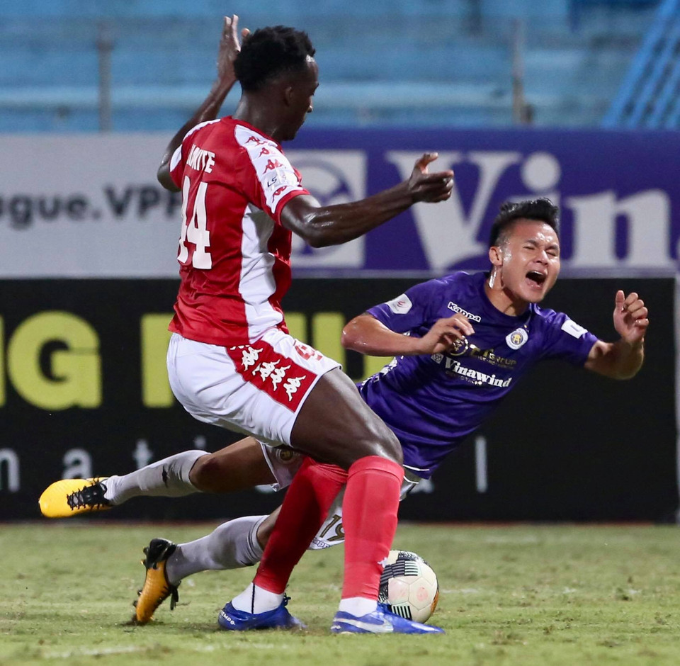 Quang Hải đi bóng hay, khiến trung vệ Diakite phải phạm lỗi trong vòng cấm và mang về penalty ở phút 67. Tiền vệ này chỉ mới hồi phục chấn thương nhưng đã kịp lấy lại cảm giác bóng tốt nhất. (Ảnh: Huệ Thu/Vietnam+)
