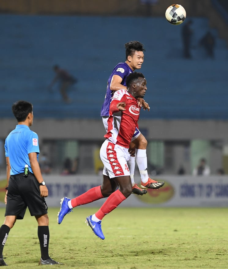 Giành trọn vẹn 3 điểm ở ngày mở màn giai đoạn hai V-League, Quang Hải và đồng đội vẫn đứng thứ 4, chưa thu hẹp được khoảng cách 4 điểm với đội đầu bảng Sài Gòn FC. Nhưng họ bỏ xa chính đối thủ trực tiếp TP.HCM. (Ảnh: Đạt Giang/Vietnam+)