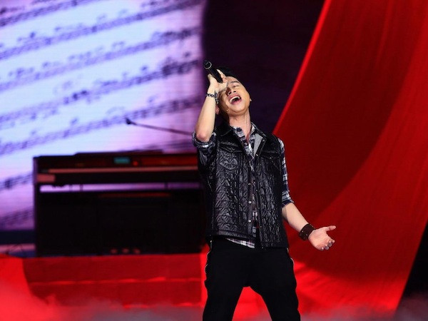 Hoàng Tôn biết cách chinh phục khán giả với chất nhạc của mình. (Ảnh: BTC)