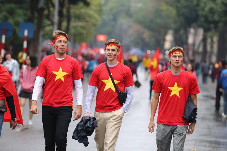 Người nước ngoài cũng tham gia cổ vũ cho đội tuyển U23 Việt Nam tại Hồ Gươm. (Ảnh: Minh Sơn/Vietnam+)