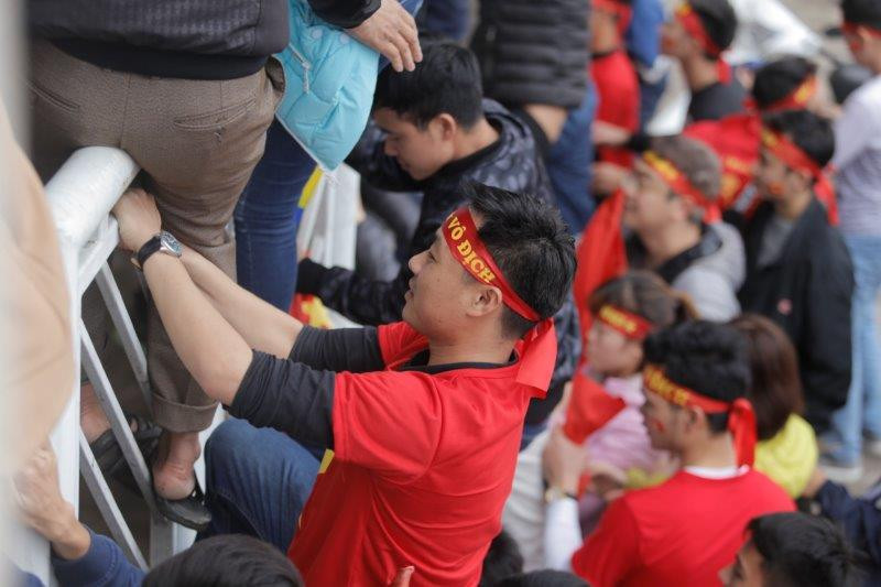 Hàng nghìn người hâm mộ đổ về sân vận động Mỹ Đình để cổ vũ đội tuyển U23 Việt Nam. (Ảnh: Minh Chiến/Vietnam+)