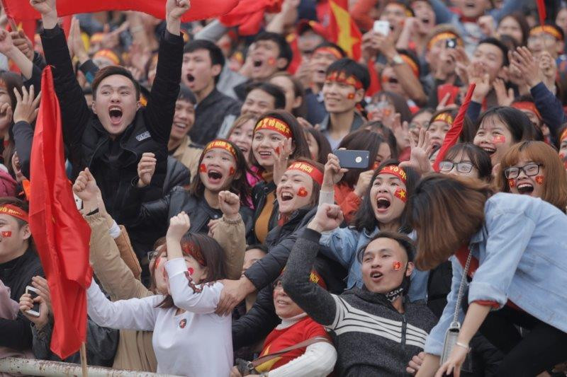 Người hâm mộ đổ về sân vận động Mỹ Đình để cổ vũ cho đội tuyển U23 Việt Nam. (Ảnh: Minh Chiến/Vietnam+)