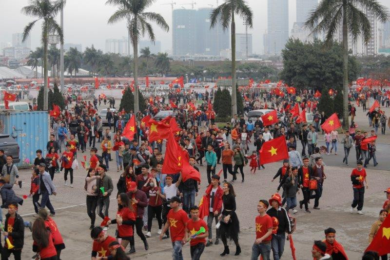 Hàng nghìn người hâm mộ đổ về sân vận động Mỹ Đình để cổ vũ đội tuyển U23 Việt Nam. (Ảnh: Minh Chiến/Vietnam+)