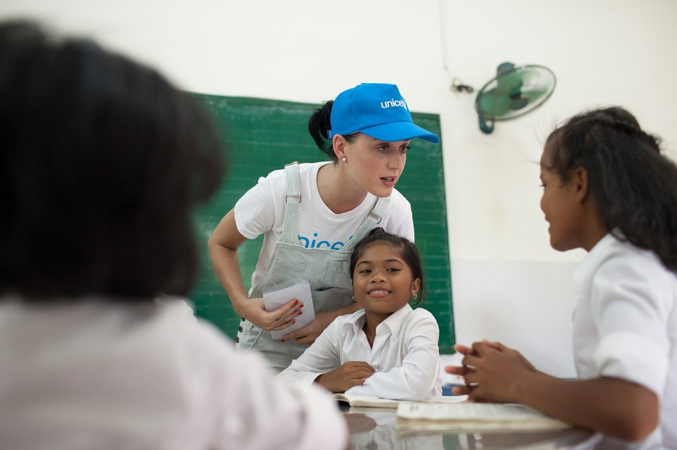 Đại sứ Thiện chí UNICEF Katy Perry lắng nghe ước mơ của trẻ khuyết tật và trẻ em dân tộc thiểu số.(Nguồn: UNICEF)
