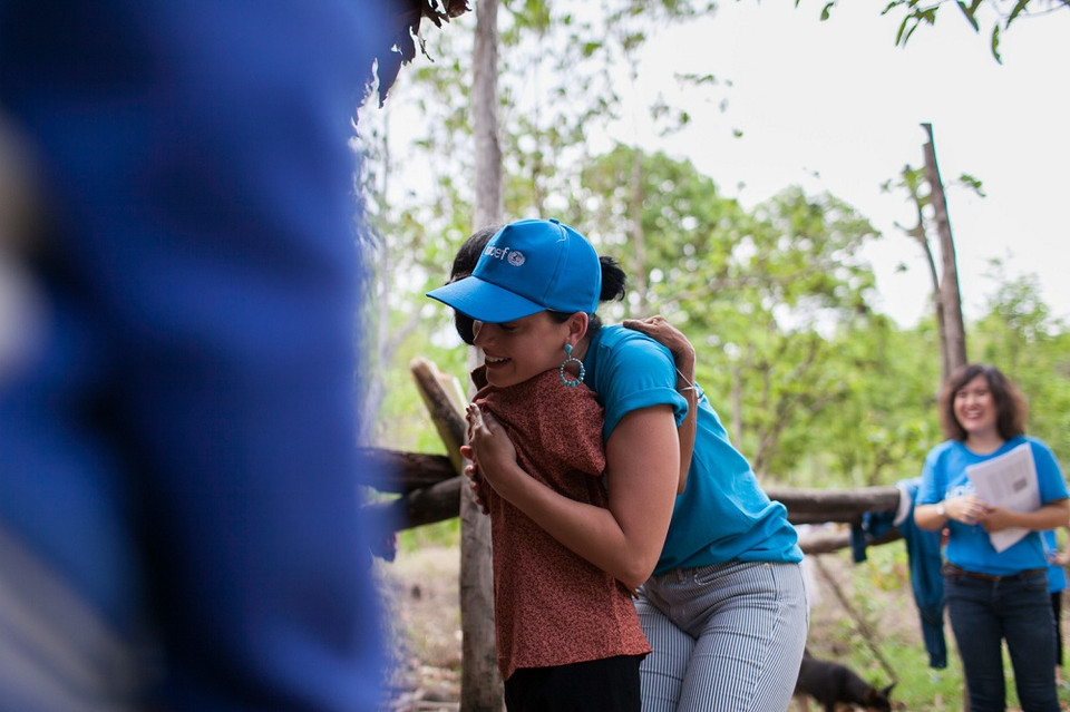 Đại sứ Thiện chí UNICEF Katy Perry ôm bà ngoại của em Linh tại huyện Bác Ái, Ninh Thuận. Linh đã 3 tuổi chưa có giấy khai sinh, bị suy dinh dưỡng và không đi mẫu giáo. (Nguồn: UNICEF)