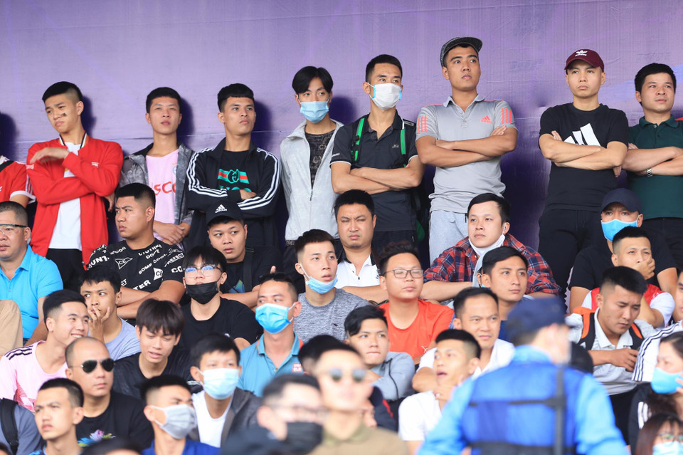 Ước tính có khoảng 8.000 cổ động viên có mặt tại sân vận động Quận Hoàng Mai (Hà Nội) chiều 11/10 để theo dõi những trận đấu hấp dẫn của sân chơi 'bóng đá phủi' đỉnh cao nhất miền Bắc. (Ảnh: PV/Vietnam+)