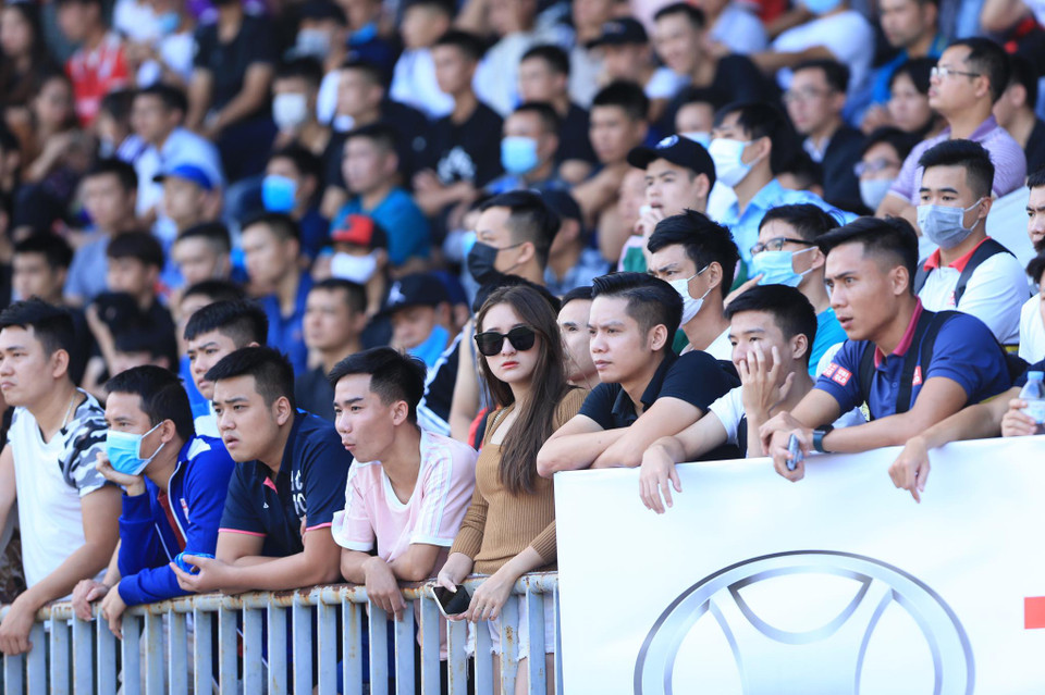 Giải đấu phủi có tiếng không chỉ thu hút những cổ động viên nam, mà còn cả những khán giả nữ yêu môn 'thể thao vua'…