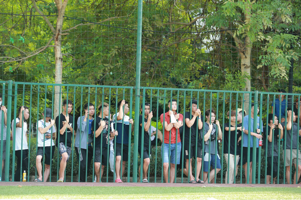 Giải hạng Nhất 'phủi' cùng hệ thống với HPL diễn ra hồi tháng Chín vừa qua, cũng từng thu hút đông đảo cổ động viên tới sân theo dõi. (Ảnh: PV/Vietnam+)