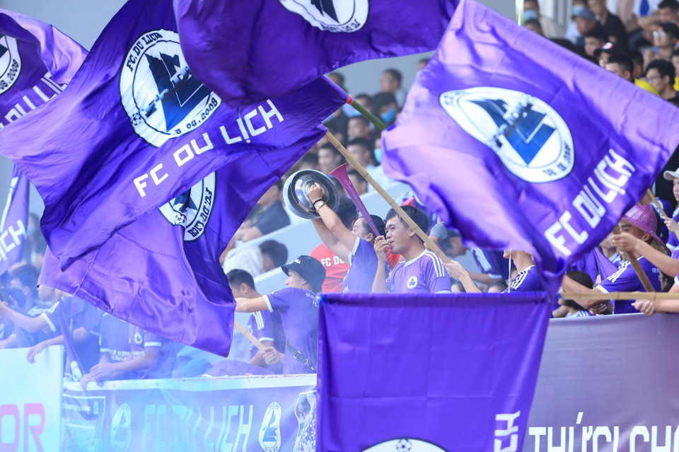 Các đội bóng phủi cũng có những hội cổ động viên riêng biệt, chuẩn bị cờ, loa, trống và băng rôn,... để cổ vũ cho đội nhà. (Ảnh: PV/Vietnam+)