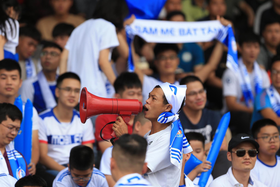 Khán đài sân vận động Quận Hoàng Mai được dự đoán thường xuyên đón lượng cổ động viên lớn như vậy trong gần hai tháng tới khi HPL-S8 diễn ra. (Ảnh: PV/Vietnam+) 