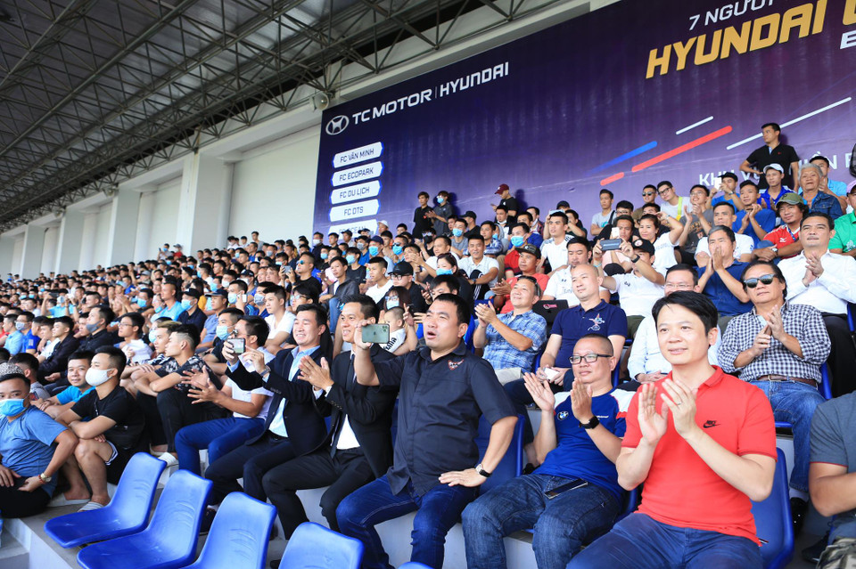 Đây chỉ là giải đấu phong trào nhưng có gần mười năm tuổi đời, được tổ chức chuyên nghiệp nhiều năm trở lại đây, thu hút được lượng lớn khán giả tới sân theo dõi. (Ảnh: PV/Vietnam+)