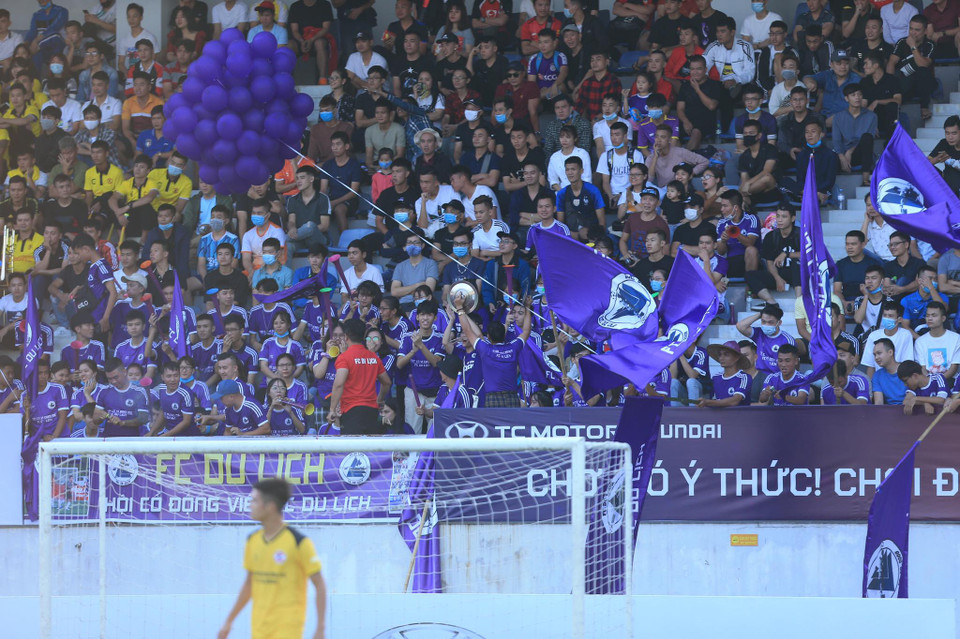 Cổ động viên lấp kín mọi chỗ ngồi trên khán đài. Nhiều người hâm mộ tới sau, không có chỗ ngồi nhưng vẫn chấp nhận đứng bên dưới để theo dõi những trận đấu của HPL-S8. (Ảnh: PV/Vietnam+)