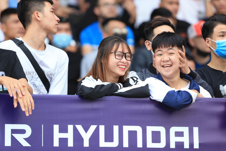 ...và cả những khán giả nhỏ tuổi đam mê trái bóng tròn. (Ảnh: PV/Vietnam+)