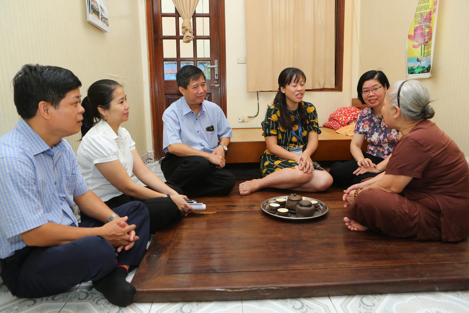 Đoàn cán bộ Thông tấn xã Việt Nam đến thăm hỏi, động viên gia đình chính sách. (Ảnh: TTXVN)