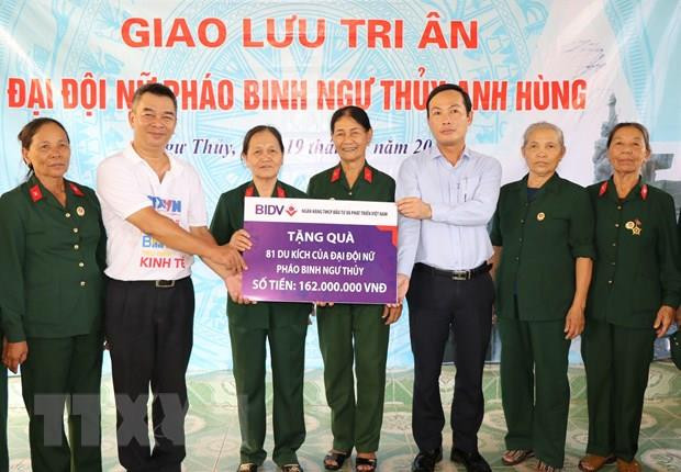 Ban Biên tập tin Kinh tế Trao tặng 81 suất quà cho các nữ pháo binh Ngư Thủy anh hùng. (Ảnh: Đức Thọ/TTXVN)