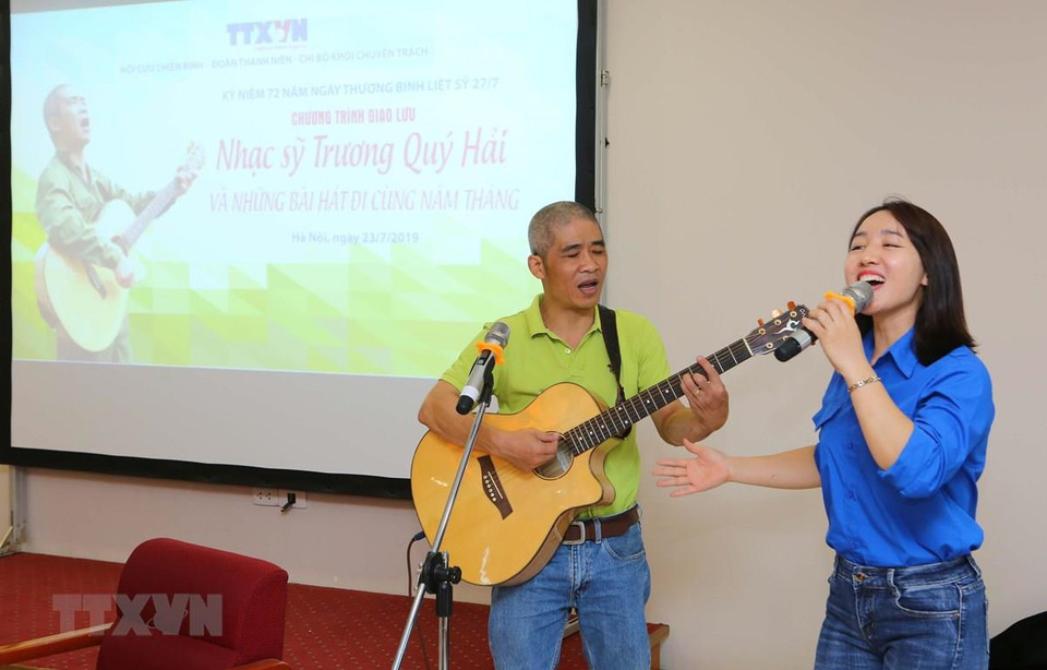 Hội cựu chiến binh Thông tấn xã Việt Nam và Đoàn thanh niên phối hợp tổ chức buổi sinh hoạt chuyên đề giao lưu với nhạc sỹ Trương Quý Hải, cựu chiến binh tham gia cuộc chiến đấu bảo vệ biên giới phía Bắc. (Ảnh: Thành Đạt/TTXVN)